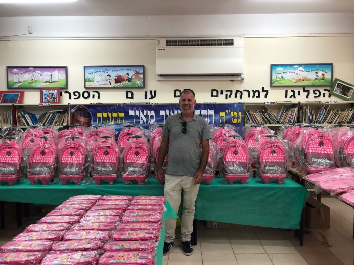 גמ"ח חסדי מאור מאיר חילק 200 תיקים לתלמידים לשנה הבאה