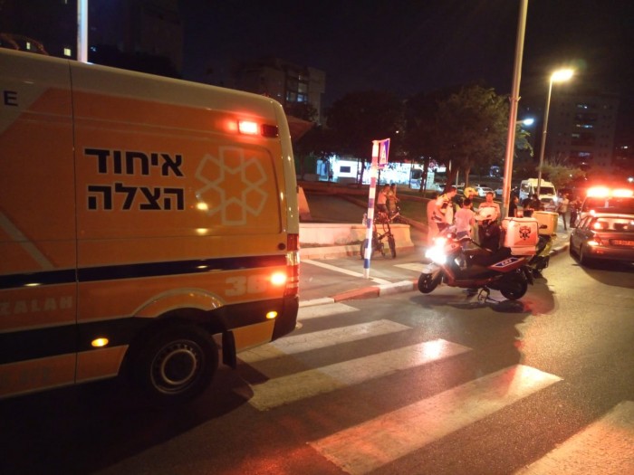 רוכב אופניים חשמליים נפגע מעמוד תאורה