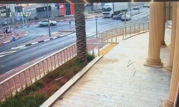 צפו בתיעוד: כך התרחשה התאונה הקשה בין משאית לשני רכבים
