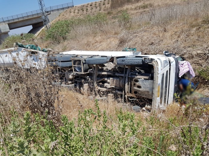 משאית התהפכה בכניסה לאשדוד - פצוע בינוני במקום