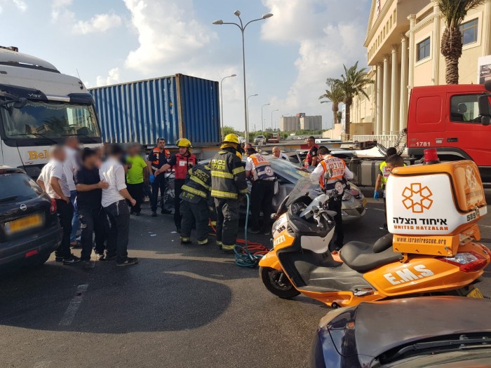 תאונה קשה: שישה פצועים נלכדו בתאונה בין משאית לרכב