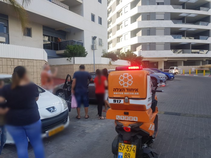 רגעי אימה: ילד ננעל ברכב ברובע הסיטי באשדוד