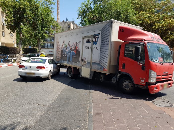 שני פצועים בתאונת דרכים בין משאית לרכב פרטי