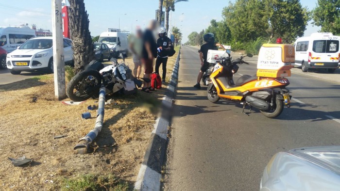 רוכב אופנוע נפגע מרכב מסחרי