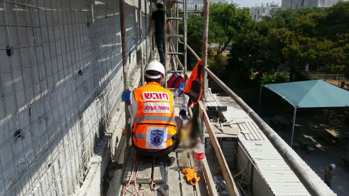 מבצע חילוץ מגובה רב לפועל בניין שנפצע באתר בנייה בעיר