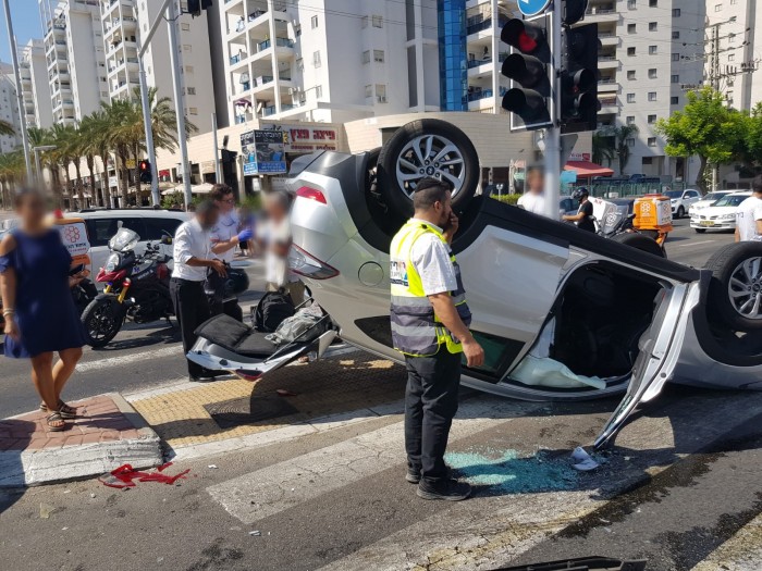 שני פצועים בהתהפכות רכב בעיר - כוחות ההצלה במקום