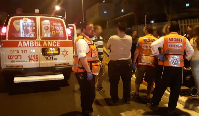 תאונה קשה: רכב פגע בצעירה שהלכה עם עגלה ותינוק - מצבה מוגדר בינוני