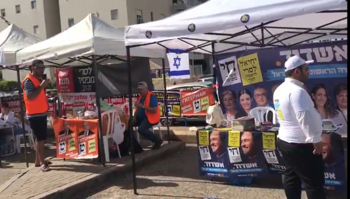 יום הבוחר - צפו בתושבים מגיעים להצביע בקלפיות באשדוד