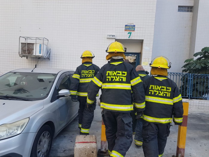 מאתרים לכודים: לוחמי האש פרצו לדירה שעולה באש באשדוד