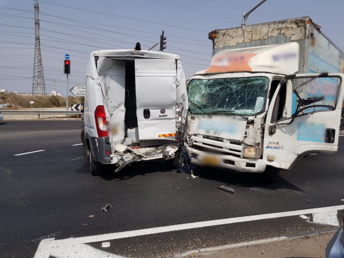 עומס תנועה כבד בכניסה לעיר בעקבות תאונה בין משאית לשני רכבים