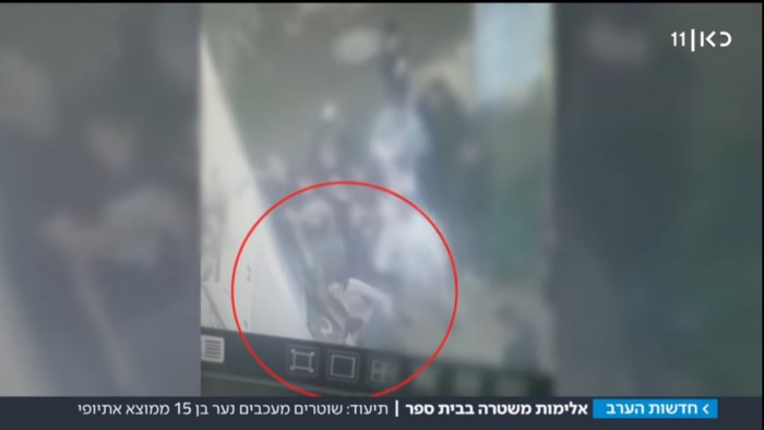 תיעוד קשה: שוטרים מכים נער אתיופי בן 15 באחד מבתי הספר בעיר