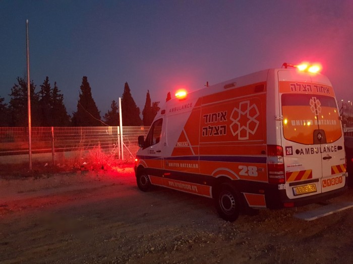 אדם הובהל לטיפול נמרץ לאחר שנדקר והוכה