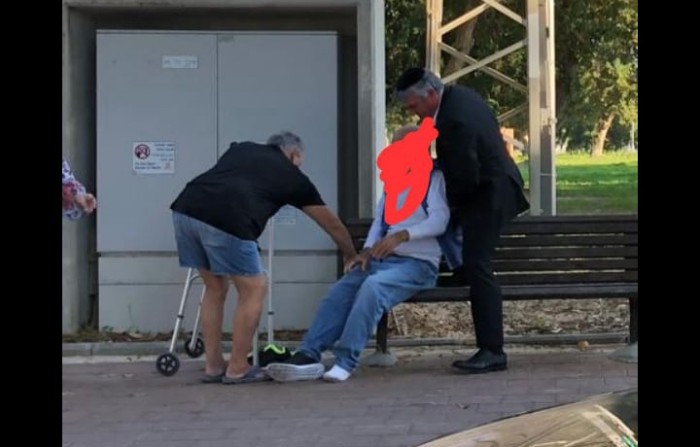 הישראלי היפה: מ"מ ראש העיר סייע לקשיש שנפל באמצע הדרך