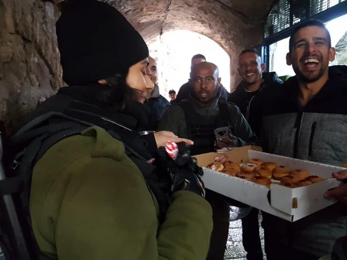קבוצה מתושבי אשדוד נסעה לירושלים הקפואה לפנק את חיילי צה"ל