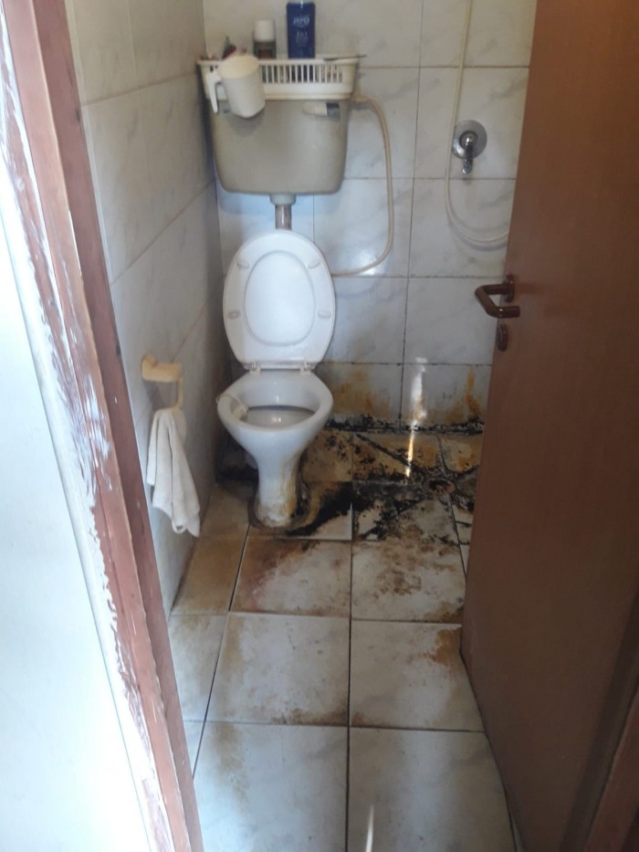 נכה ערירי בשנות החמישים לחייו גר ב-12 מטר מרובעים בהזנחה קשה
