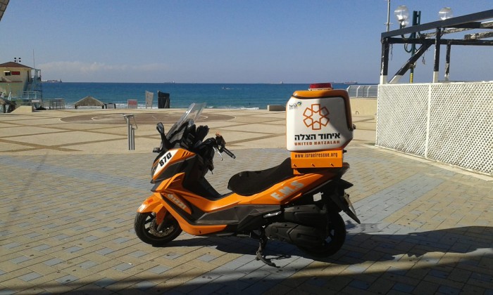 פועל נפל מסולם ונפגע באורח בינוני