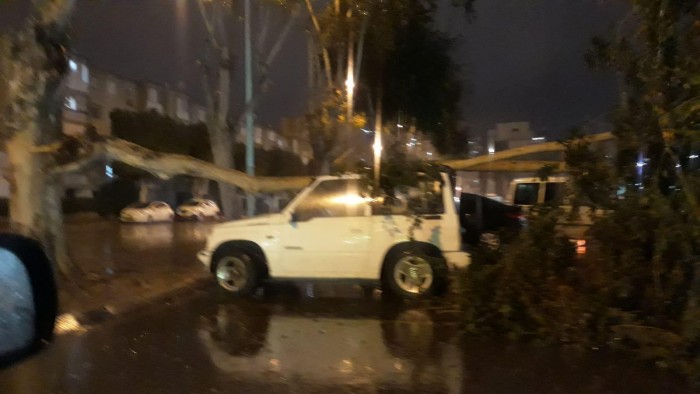 נזקי מזג האוויר כבר כאן. עץ נפל על רכב באזור ו' - צפו