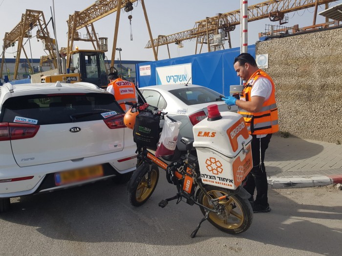 פועל שנפל מגג פלסטיק שנשבר נפצע קשה בראשו