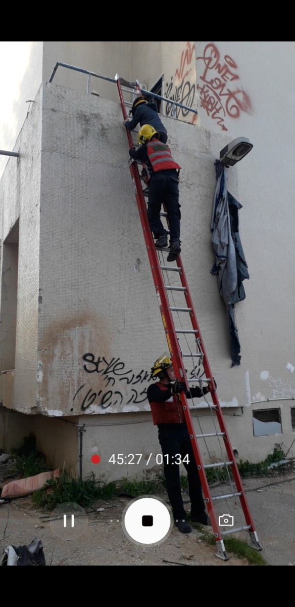 שני נערים שננעלו בבניין שעובר שיפוץ, חולצו על ידי לוחמי האש