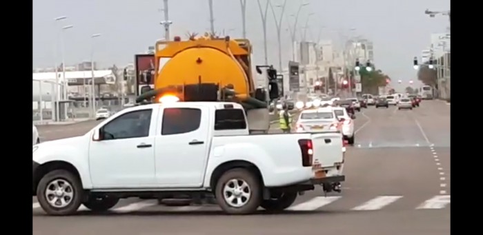 מריח לא טוב. פקקי ענק בכניסה הדרומית בגלל ביוב שהתפוצץ