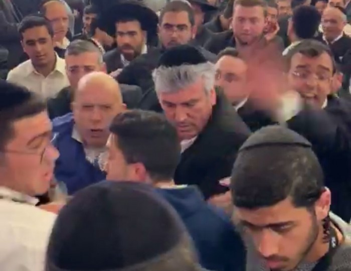 צפו באבי אמסלם ויהודה אבידן מחלצים אדם בכנס של ש"ס