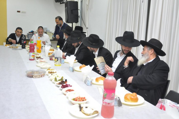 הרבנים המכובדים והאב שמעון בן שמעון באזכרה