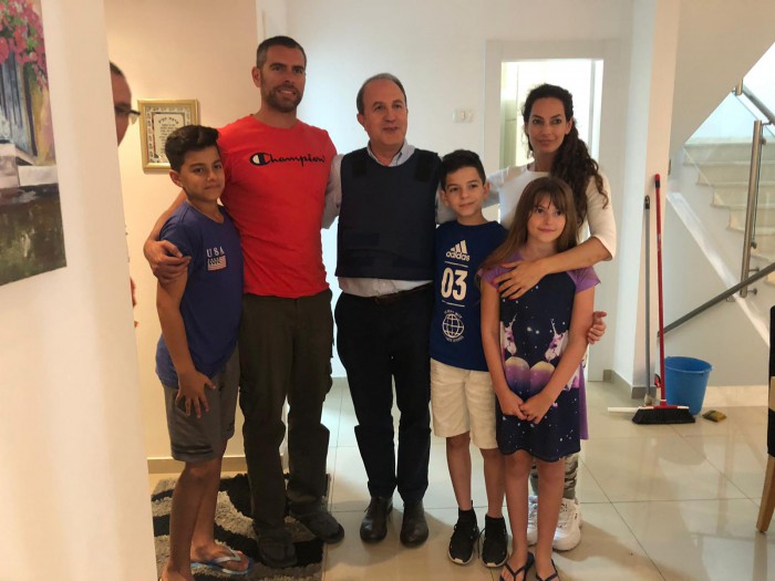 ראש העיר הגיע לזירת הארוע ונפגש עם תושבים ומשפחות שביתם נפגע