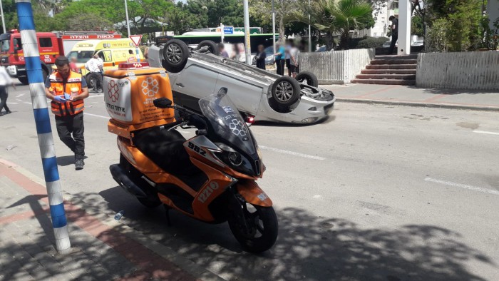 תאונה בין שני רכבים, אחד מהם התהפך ואדם אחד נפגע