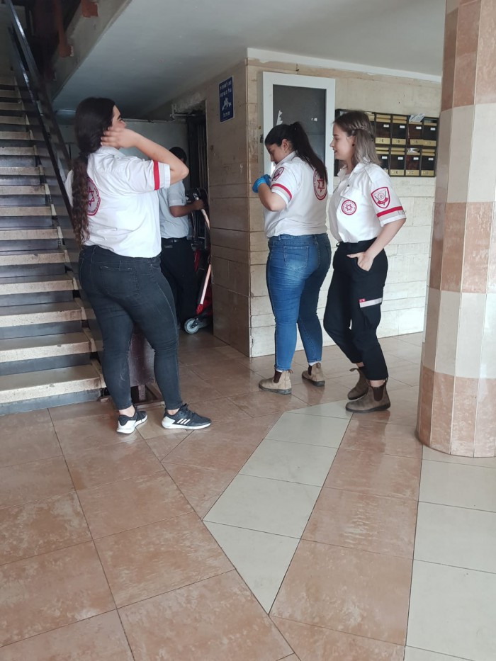 לוחמי האש חילצו את חובשי מד"א שנתקעו במעלית כשהגיעו לטפל בחולה