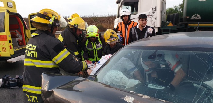 הבוקר: לוחמי האש חילצו שני לכודים בתאונה חזיתית בניר גלים