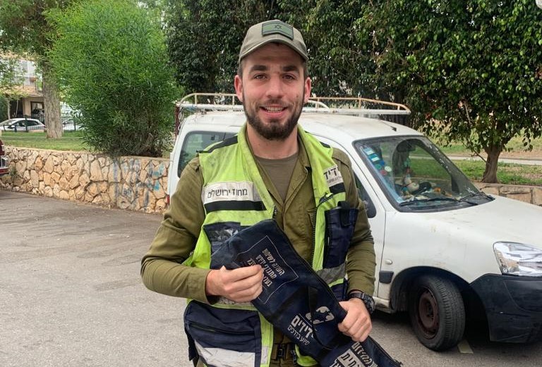 לוי אפריאט. ככה בלי לבקש תמורה