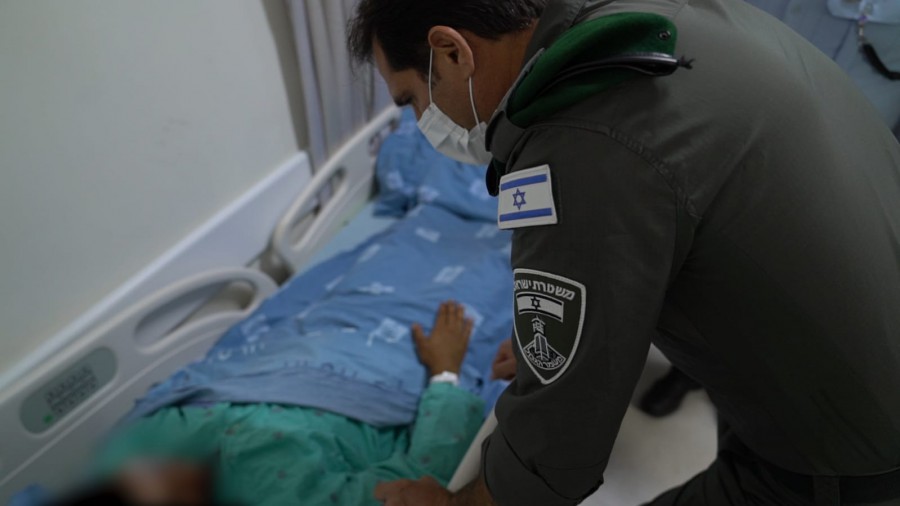 מפקד מג"ב ניצב אמיר כהן מבקר את מפקדו של ת' שספג אבן בפניו