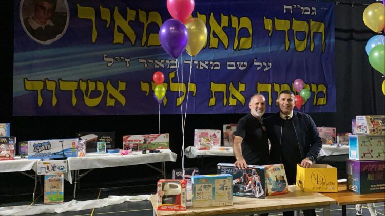 שמעון בן שמעון משמאל ואחד הפעילים המתנדבים, יריב אדרי והמתנות לילדים.. 
