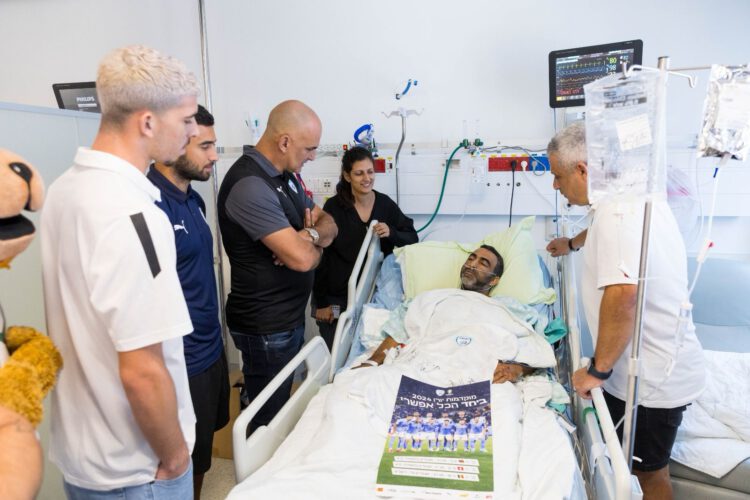 אופרי חיים מימין, מאמן נבחרת הנוער עם חזן, תורג'מן וכהן, עם אחד הפצועים.