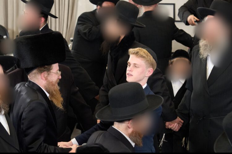 יחיאל לצד אביו באירוע משפחתי